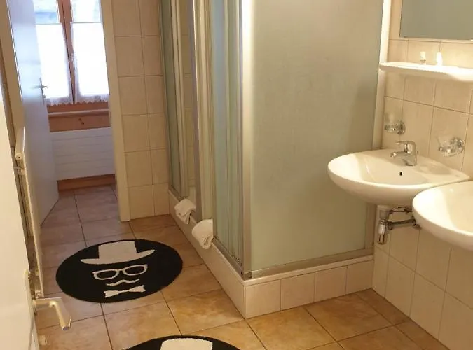 Inn Auberge De L'Ours Vers L'Eglise