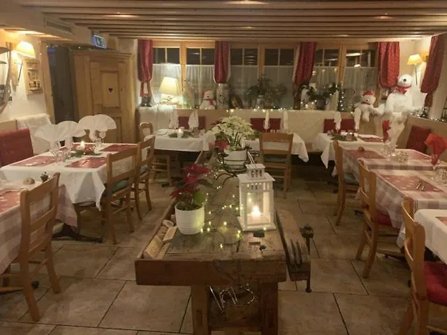 Auberge De L'Ours * Vers L'Eglise